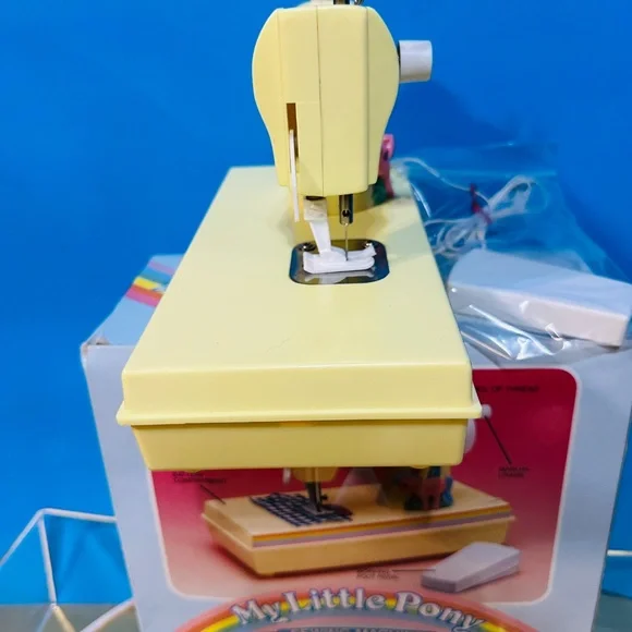 MY LITTLE PONY G1 VTG 1984 FIREFLY SEWING MACHINE & FOOT PETAL LIGHTS UP & RUNS - Picture 12 of 13